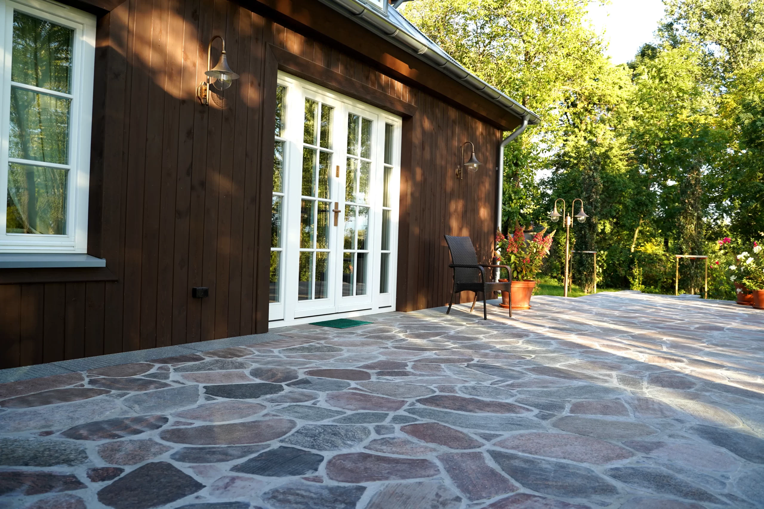 Taras w wyremontowanym budynku szkoły w Czuchlebach